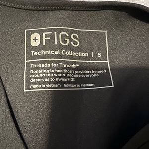 FIGS technical collection scrub top. black size S